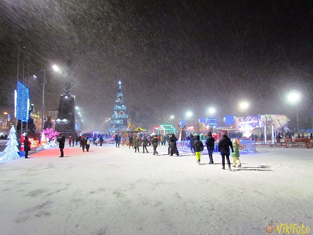 Фото в новогднюю ночь в центре Владивостока 2018 г.