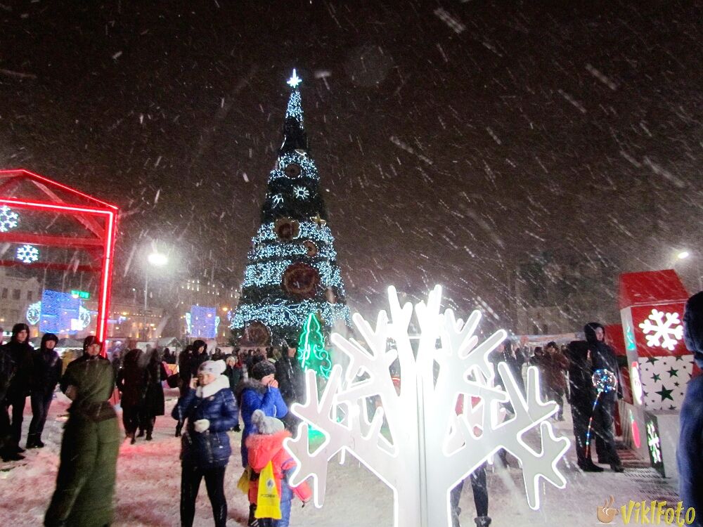 Фото в новогднюю ночь в центре Владивостока 2018 г.