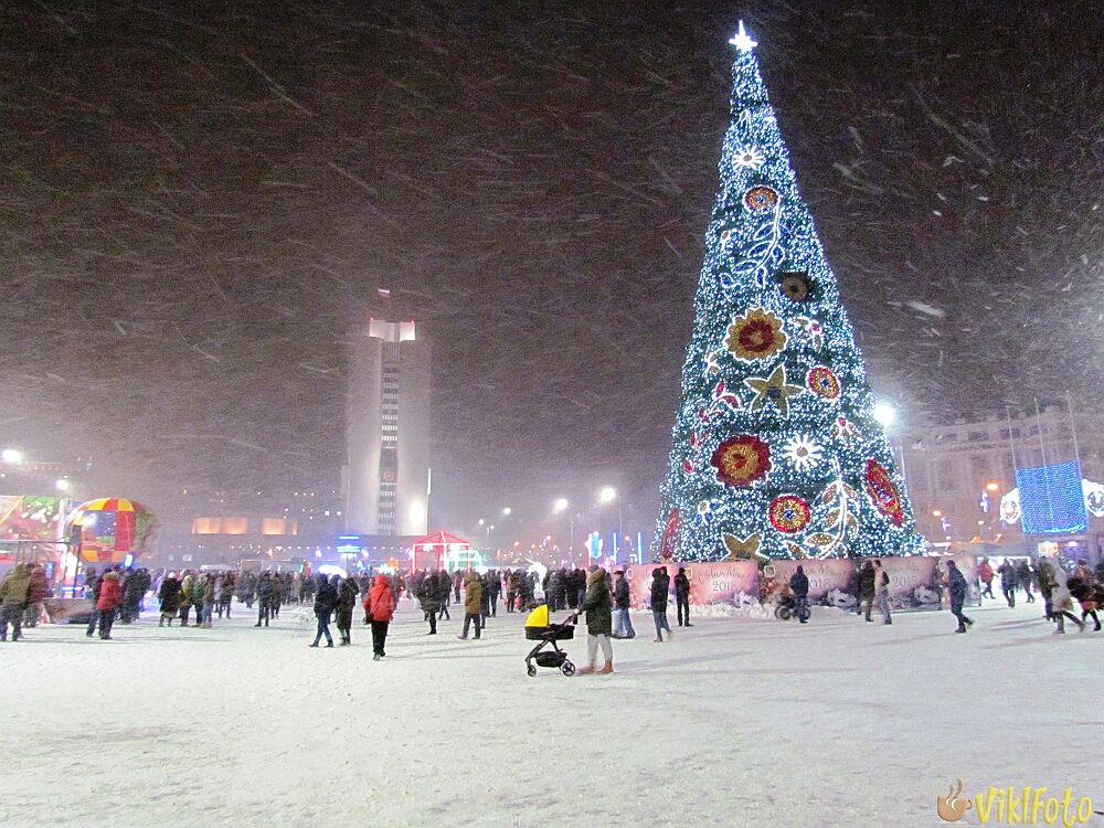 Фото в новогднюю ночь в центре Владивостока 2018 г.