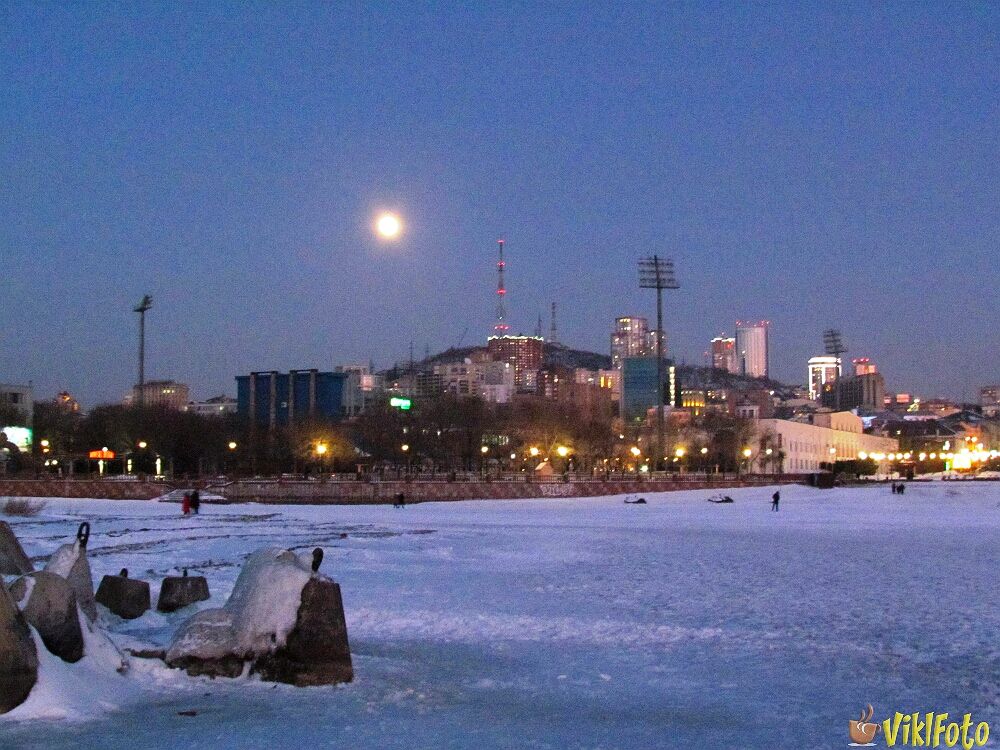 Фото в новогднюю ночь в центре Владивостока 2018 г.