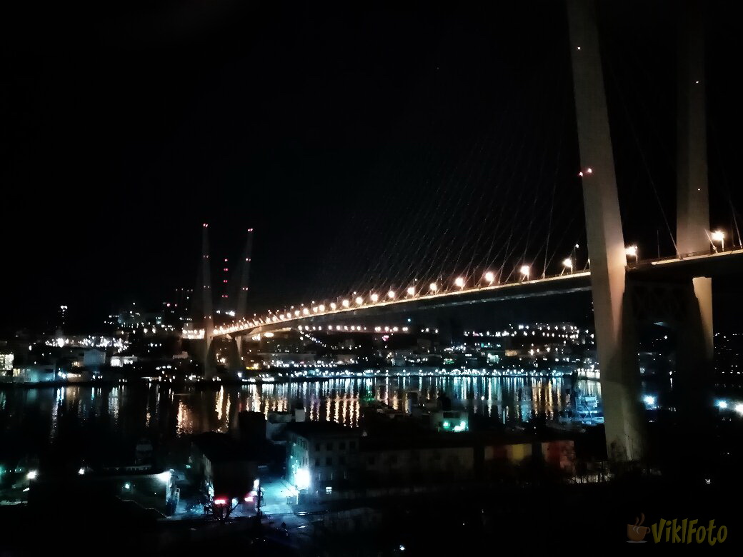 Вид на ночной мост через б. Золотой Рог, вид с Чуркина. Владивосток.