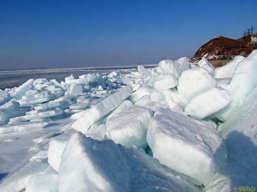 Сильный северный ветер набросал лёд на Токарёвскую косу.
